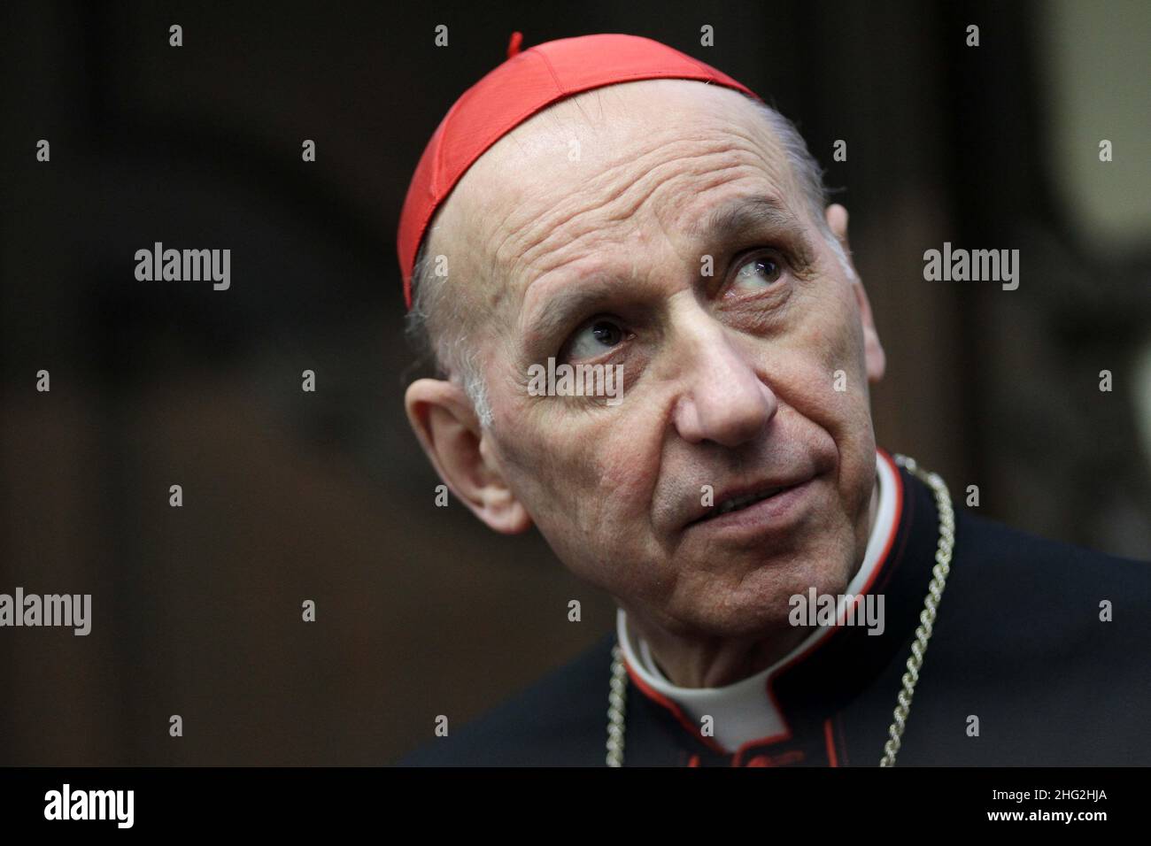 Kardinal Severino Poletto, Erzbischof von Turin und Päpstlicher Hüter des Grabtuchs, abgebildet auf einer Pressekonferenz in Turin, Italien, vor der ersten öffentlichen Besichtigung des Turiner Grabtuchs seit Oktober 2000. Stockfoto