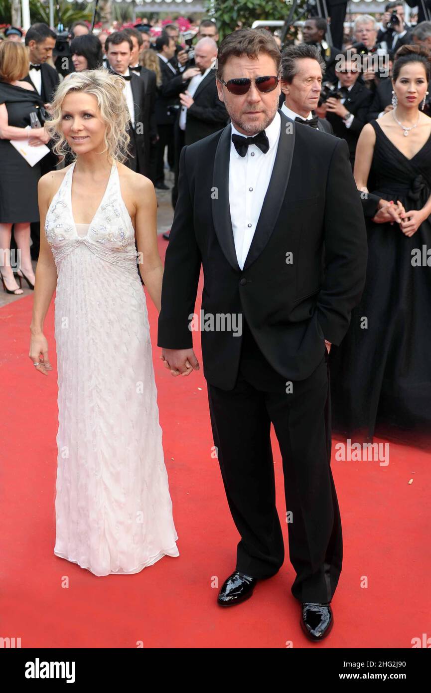 Russell Crowe und Frau Danielle Spencer kommen zur offiziellen Robin Hood Vorführung im Palais de Festival während der 63. Filmfestspiele von Cannes, Frankreich. Stockfoto