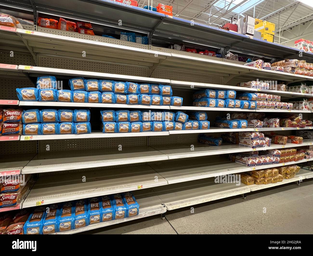 EMPORIA KANSAS 14. Januar 2022 teilweise leere Lagerregale im Brotgang von Walmart Stockfoto