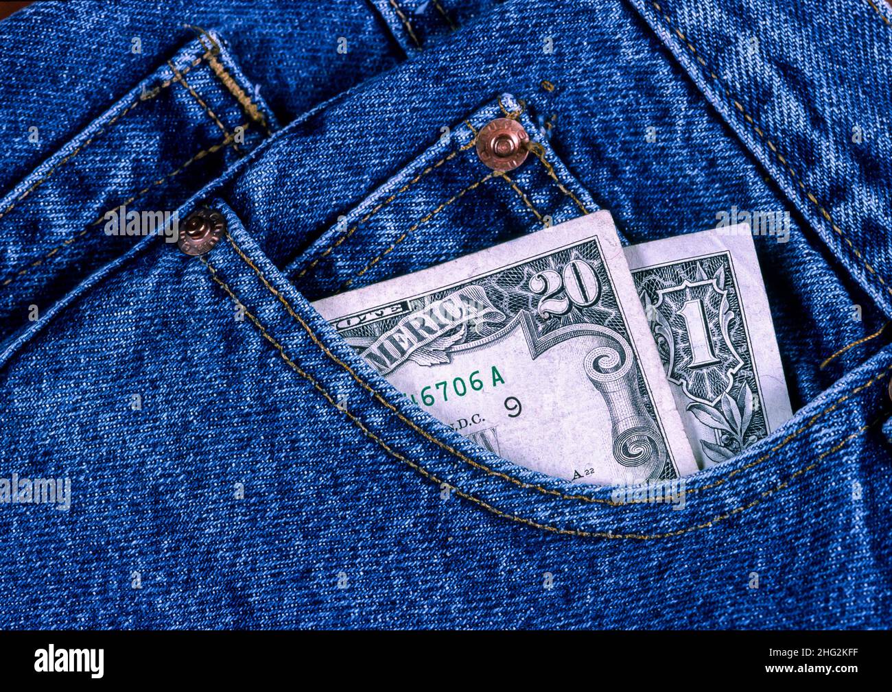 Taschengeld. Papiergeld in der Tasche aus blauen Jeans. Stockfoto