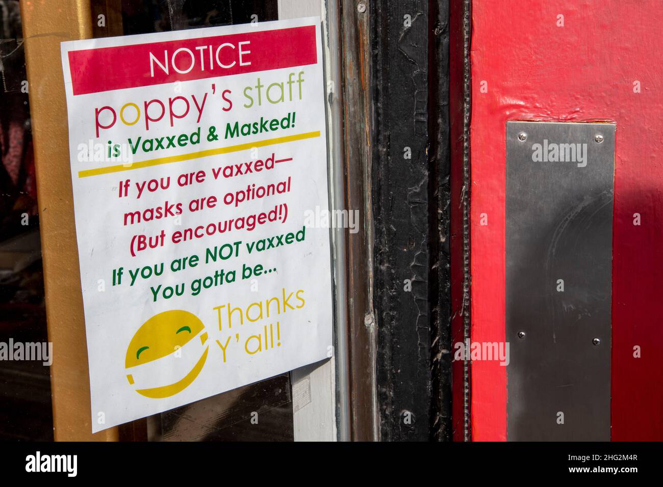 St. Paul, Minnesota. Auf einem Schild in einem Bekleidungsgeschäft steht, dass Besucher zum Betreten des Stores gevaxt werden müssen. Aufgrund der Verbreitung der omicron-Variante St.Pa Stockfoto