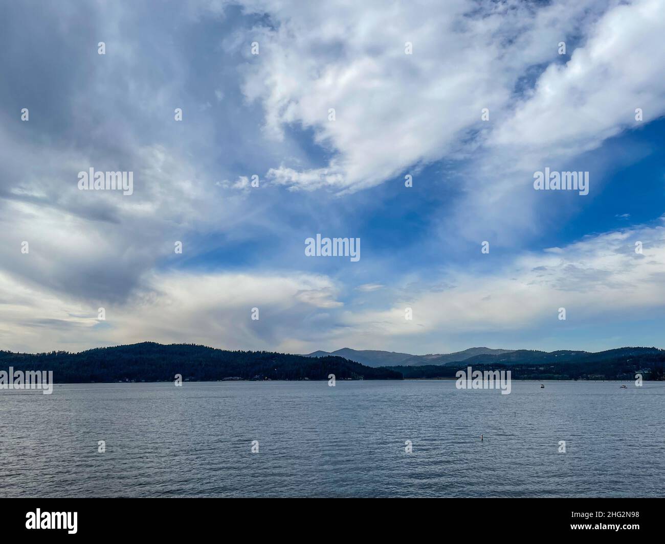 Coeur d'Alene Lake ist ein natürlicher, von Staudämmen kontrollierter See in Nord-Idaho, der sich in der pazifischen Nordwestregion der Vereinigten Staaten befindet. An seinem nördlichen Ende Stockfoto