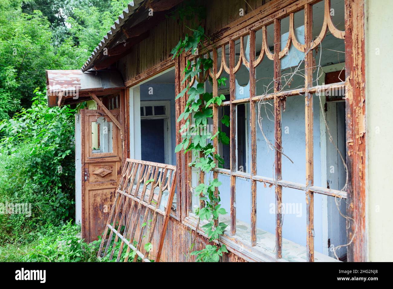 Altes Haus mit Veranda. Verlassene Gebäude im Dorf Stockfoto