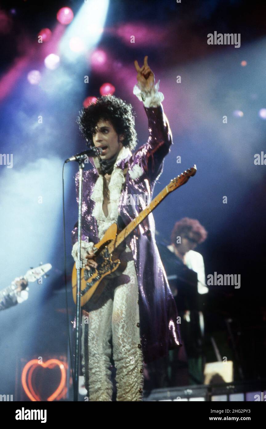 DETROIT, MI - NOVEMBER 4: Der amerikanische Sänger Prince (1958-2016) tritt während der Purple Rain Tour 1984 am 4. November 1984 in der Joe Louis Arena in Detroit, Michigan, auf. Bild: Ross Marino / Rock Negative / MediaPunch Stockfoto