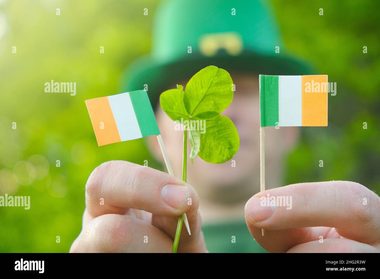 St. Patrick 's Day. Irland Flagge und Kleeblatt Blumen in Sonnenstrahlen.Saint Patrick Hintergrund. Traditionelle irische Frühlingsferien. Stockfoto