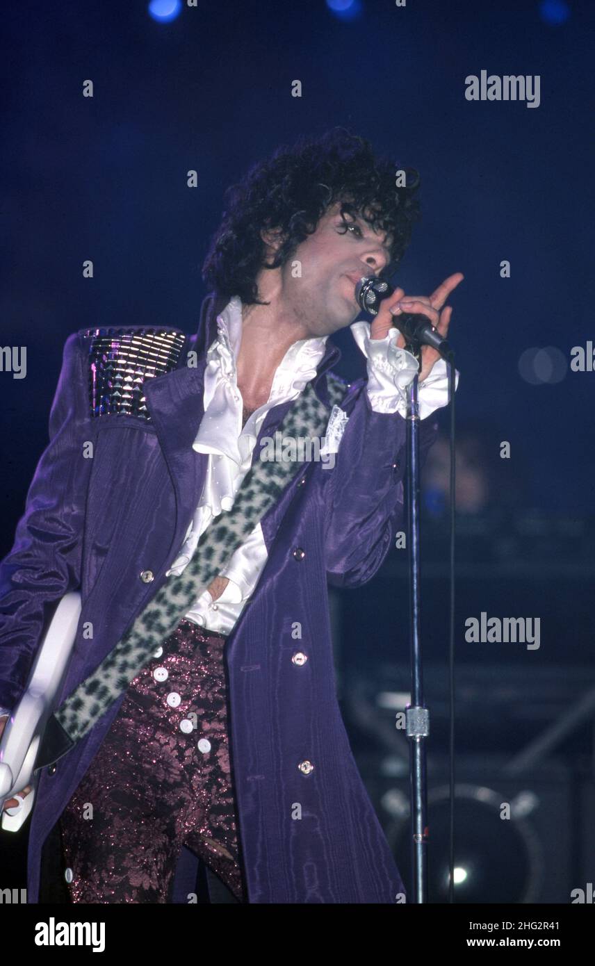 DETROIT, MI - NOVEMBER 4: Der amerikanische Sänger Prince (1958-2016) tritt während der Purple Rain Tour 1984 am 4. November 1984 in der Joe Louis Arena in Detroit, Michigan, auf. Bild: Ross Marino / Rock Negative / MediaPunch Stockfoto