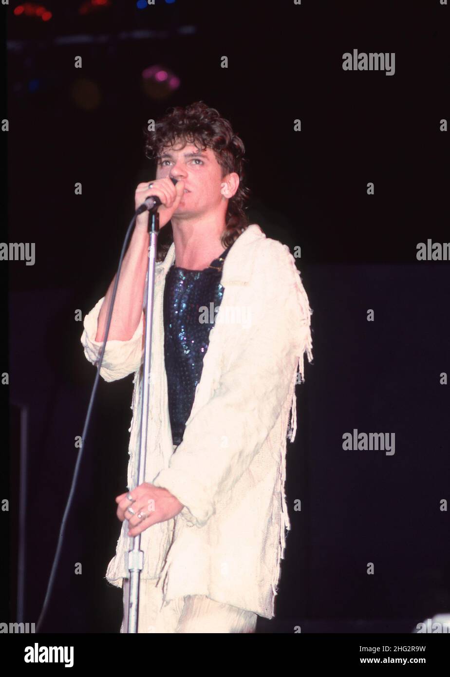 CLARKSTON, MI - 22. JUNI: Sänger Michael Hutchence (1960-1997) von der neuen Wave-Gruppe INXS singt auf der Bühne während ihrer Swing-Tour 1984 am 22. Juni 1984 im Pine Knob Music Theatre in Clarkston, Michigan Credit: Ross Marino / Rock Negative / MediaPunch Stockfoto