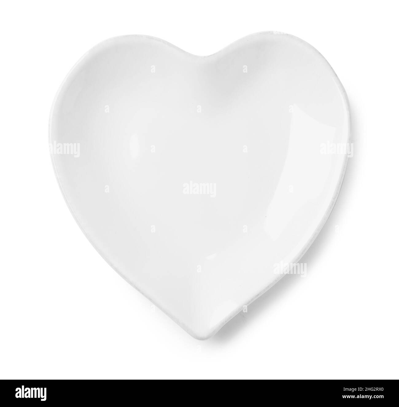 Schöne herzförmige Platte auf weißem Hintergrund Stockfoto