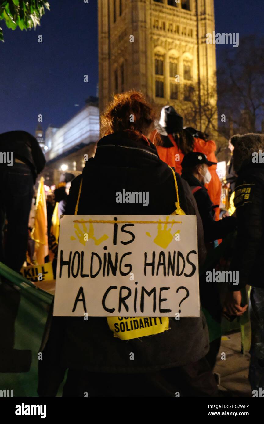 London, Großbritannien, 17th. Januar 2022. Kill the Bill Protestierende versammeln sich gegenüber dem Oberhaus, während Gleichaltrige über das Gesetz über Polizei, Verbrechen, Verurteilung und Gerichte (PCSC-Gesetz) abstimmen, das laut Gegnern die Protestfreiheiten stark einschränken wird, indem es begrenzt, wo und wann Demonstrationen stattfinden können. Die Protestaspekte des Gesetzentwurfs wurden als Reaktion auf die Demonstrationen des Black Lives Matter und des Extinction Rebellion, die in London zu Störungen führten, erstellt. Kredit: Elfte Stunde Fotografie/Alamy Live Nachrichten Stockfoto