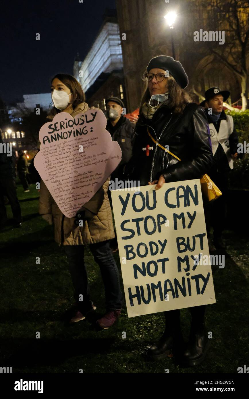 London, Großbritannien, 17th. Januar 2022. Kill the Bill Protestierende versammeln sich gegenüber dem Oberhaus, während Gleichaltrige über das Gesetz über Polizei, Verbrechen, Verurteilung und Gerichte (PCSC-Gesetz) abstimmen, das laut Gegnern die Protestfreiheiten stark einschränken wird, indem es begrenzt, wo und wann Demonstrationen stattfinden können. Die Protestaspekte des Gesetzentwurfs wurden als Reaktion auf die Demonstrationen des Black Lives Matter und des Extinction Rebellion, die in London zu Störungen führten, erstellt. Kredit: Elfte Stunde Fotografie/Alamy Live Nachrichten Stockfoto