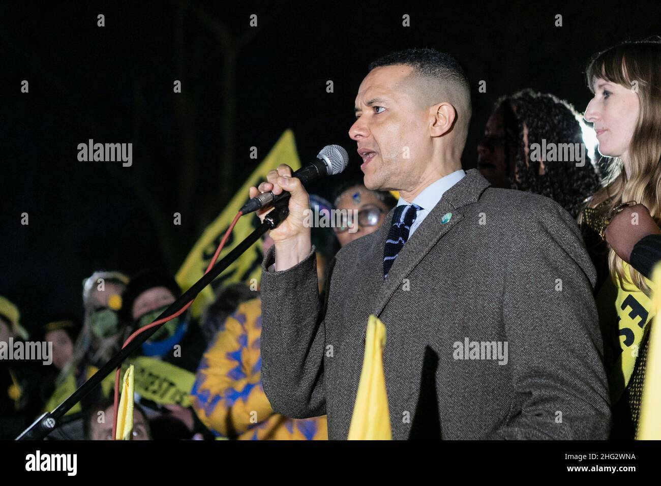 Clive Lewis, Labour-Abgeordneter für Norwich South, spricht während der Demonstration. Vor dem Oberhaus wurde ein Protest wegen des PACE (Policing and Crime Bill) abgehalten, der in die Wahlphase der Oberen eintritt. „Kill the Bill“ ist eine Bewegung im Vereinigten Königreich als Reaktion auf den Vorschlag der Regierung zum Gesetz über Polizei und Verbrechen. Sollte das Gesetz verabschiedet werden, würde es der MET-Polizei eine erweiterte Macht zur Unterdrückung von Protesten verleihen, was zu einer massiven Einschränkung der Rechte in einer Demokratie führen könnte, einschließlich der Meinungs-, Meinungs- und Protestfreiheit. Um zu verhindern, dass das Gesetz durch die Legislaturperiode verabschiedet wird, n Stockfoto