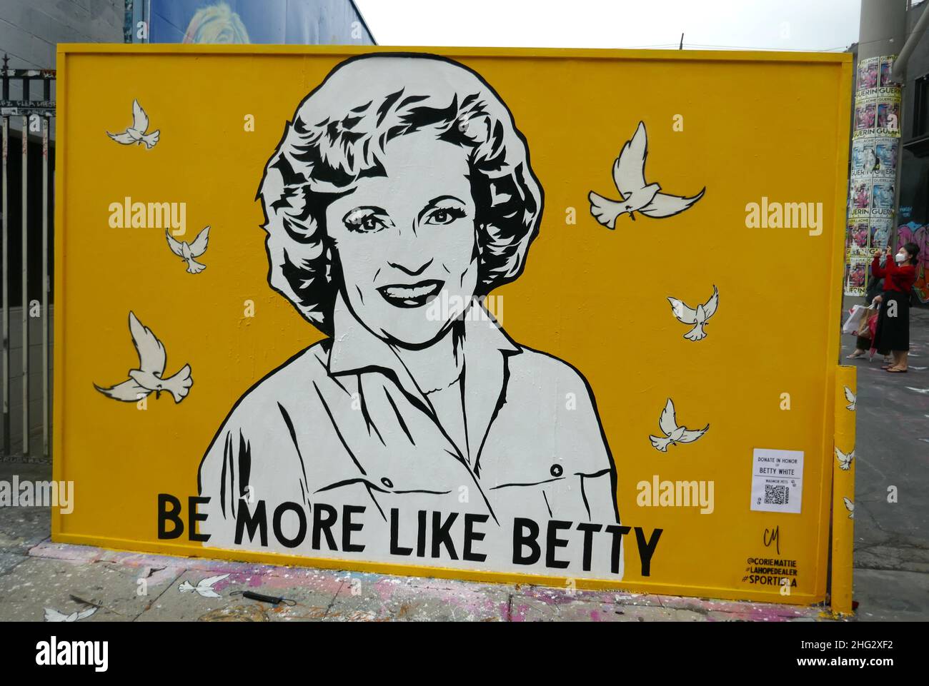 Los Angeles, Kalifornien, USA 17th. Januar 2022 Ein allgemeiner Blick auf die Atmosphäre von Betty White Street Art Mural auf Betty White's 100th Birthday Today am 17. Januar 2022 in Los Angeles, Kalifornien, USA. Foto von Barry King/Alamy Live News Stockfoto