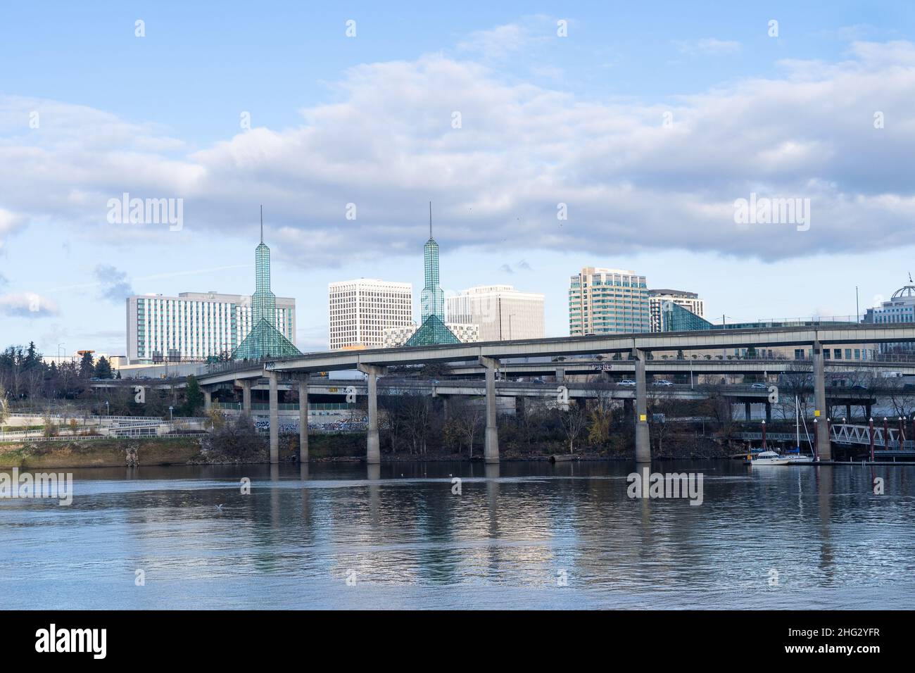 Der Governor Tom McCall Waterfront Park liegt im Stadtzentrum von Portland, Oregon, am Willamette River. Stockfoto