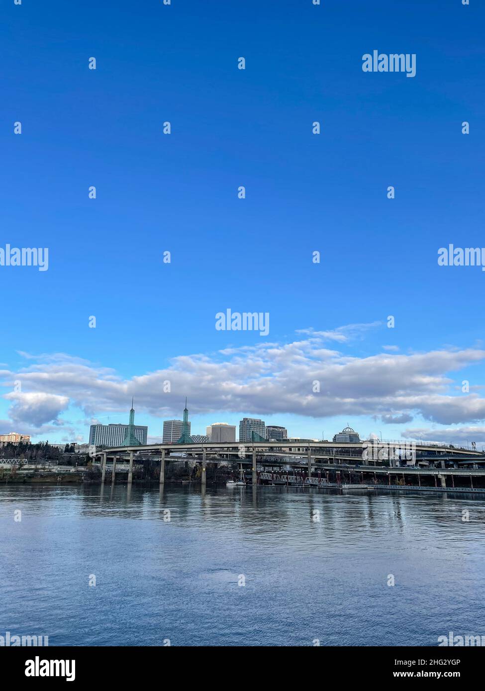 Der Governor Tom McCall Waterfront Park liegt im Stadtzentrum von Portland, Oregon, am Willamette River. Stockfoto