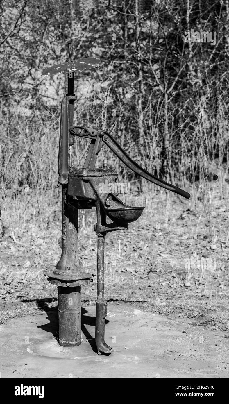 Schwarz-weiße, altmodische Pumpe im Wild River State Park, Almelund, Minnesota, USA. Stockfoto