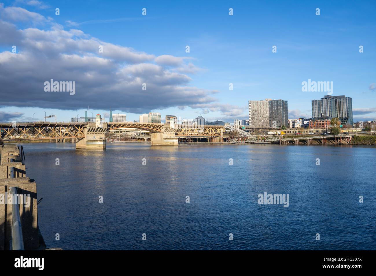 Der Governor Tom McCall Waterfront Park liegt im Stadtzentrum von Portland, Oregon, am Willamette River. Stockfoto