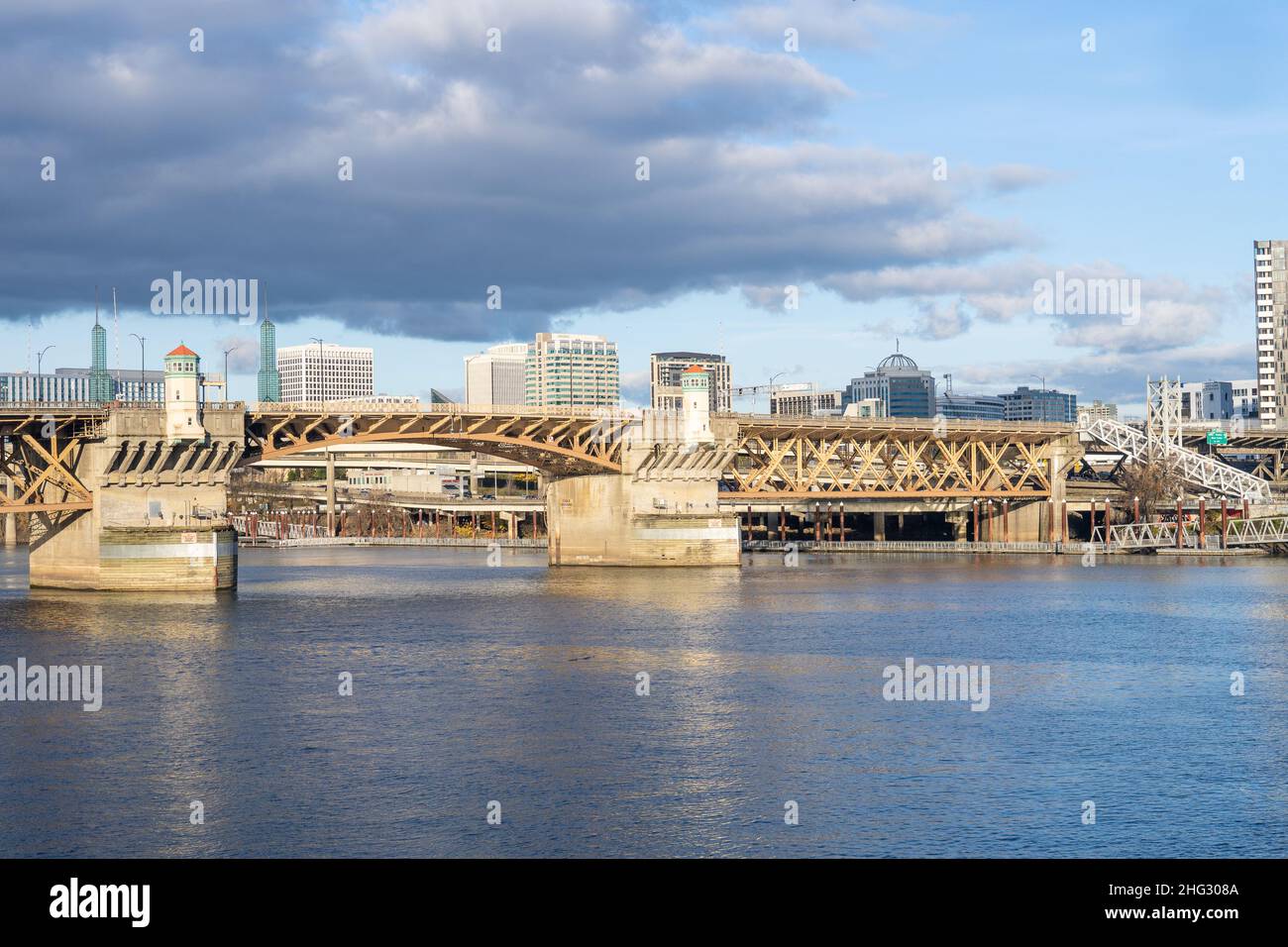 Der Governor Tom McCall Waterfront Park liegt im Stadtzentrum von Portland, Oregon, am Willamette River. Stockfoto