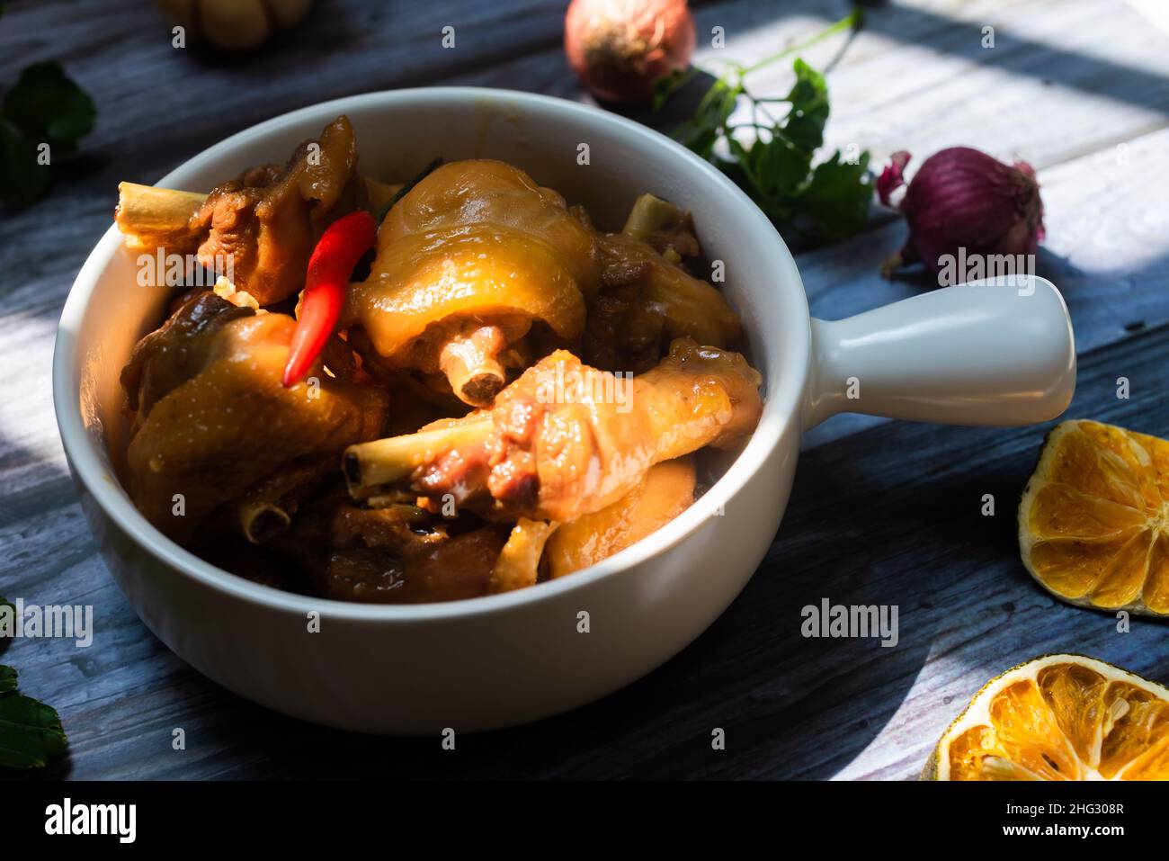 Geschmortes Huhn mit Fischsauce. Zutaten wie Huhn, Fischsauce und Würzzutaten werden hinzugefügt Stockfoto