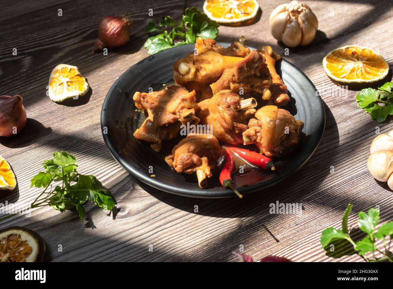 Geschmortes Huhn mit Fischsauce. Zutaten wie Huhn, Fischsauce und Würzzutaten werden hinzugefügt Stockfoto