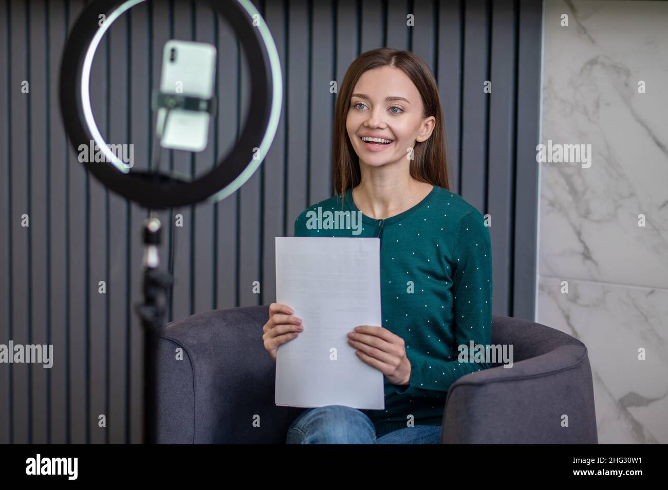 Aufgeregte junge Frau führt ein Online-Tutorial Stockfoto