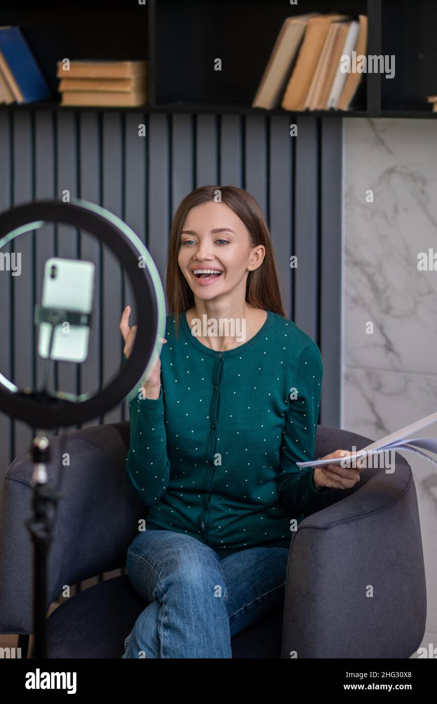 Aufgeregte junge Frau führt ein Online-Tutorial Stockfoto
