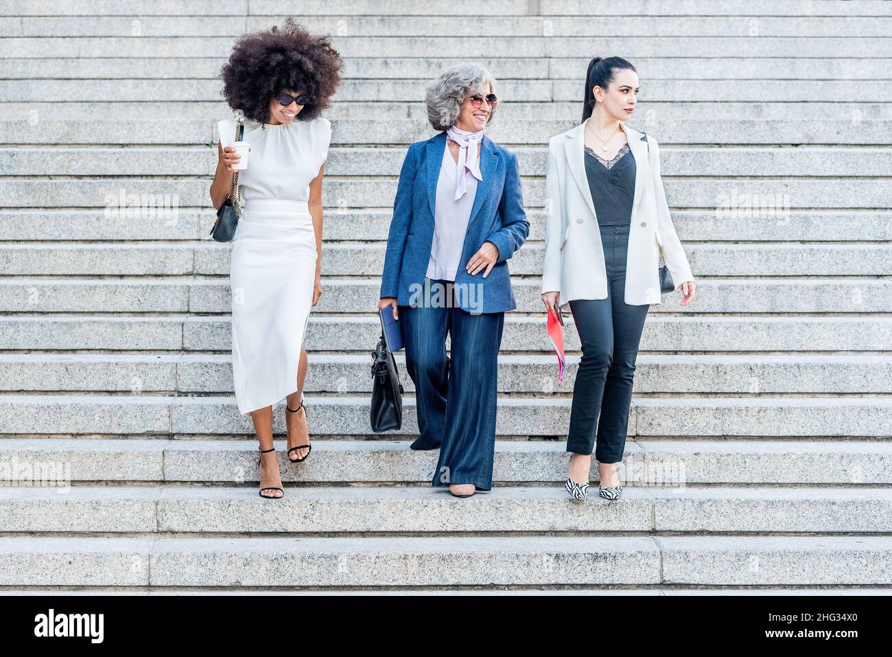 Weibliche leitende Angestellte gehen die Treppe hinunter Stockfoto