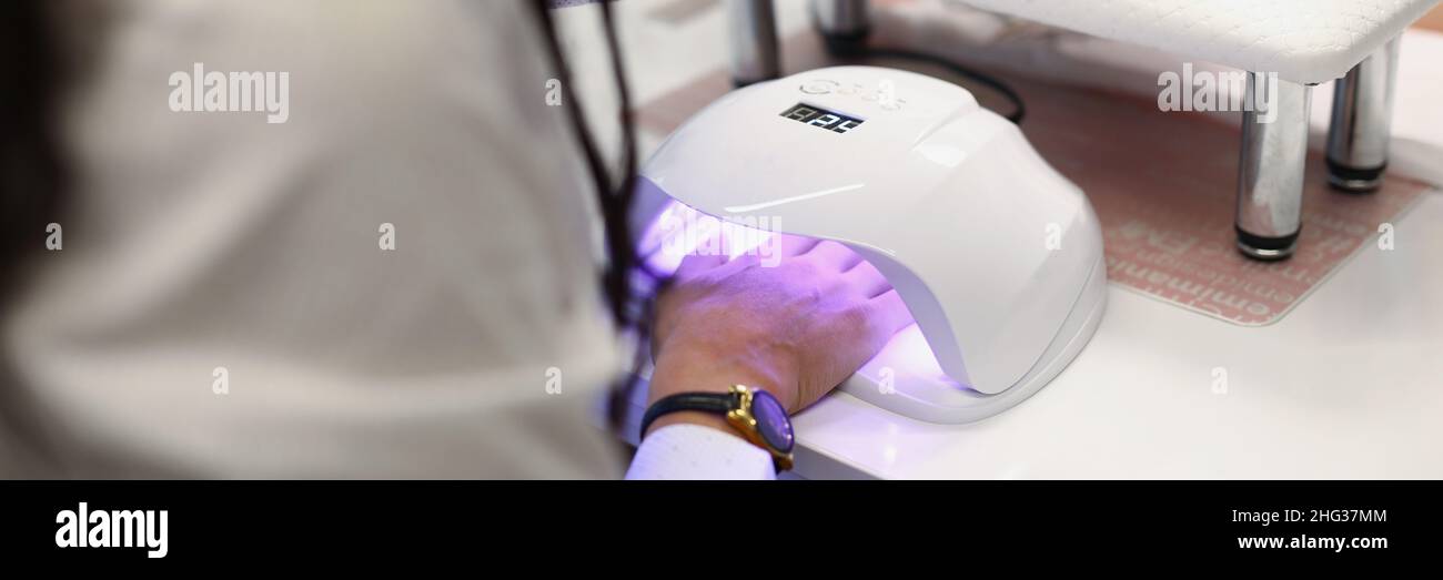 Lady Trocknungsgel in ultravioletter Lampe Stockfoto