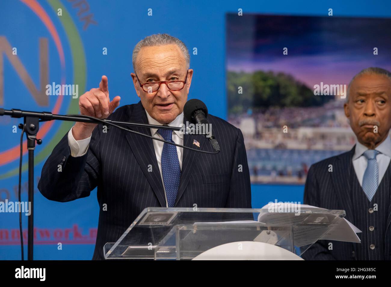 NEW YORK, NY - 17. JANUAR: Der Vorsitzende der Senatsmehrheit, US-Senator Chuck Schumer (D-NY), spricht während eines Martin Luther King Jr. Tages in Harlem am 17. Januar 2022 in New York City. Stockfoto