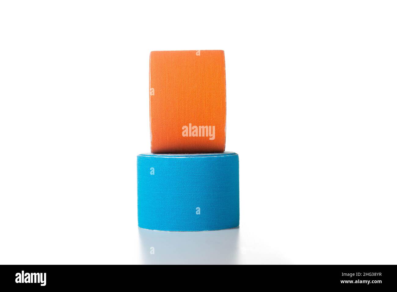 Blaues und orangefarbenes Klebeband für die medizinische Kinesiologie auf weißem Hintergrund. Isolieren, Teping Stockfoto