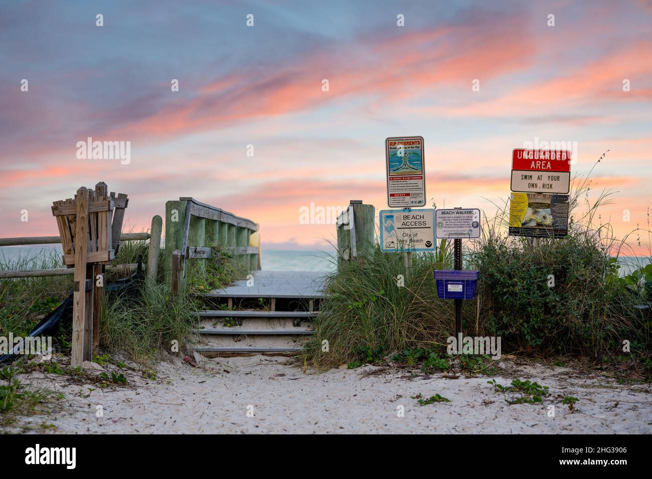 Eingang zum Vero Beach Florida mit dramatischem Sonnenuntergang Himmel Stockfoto