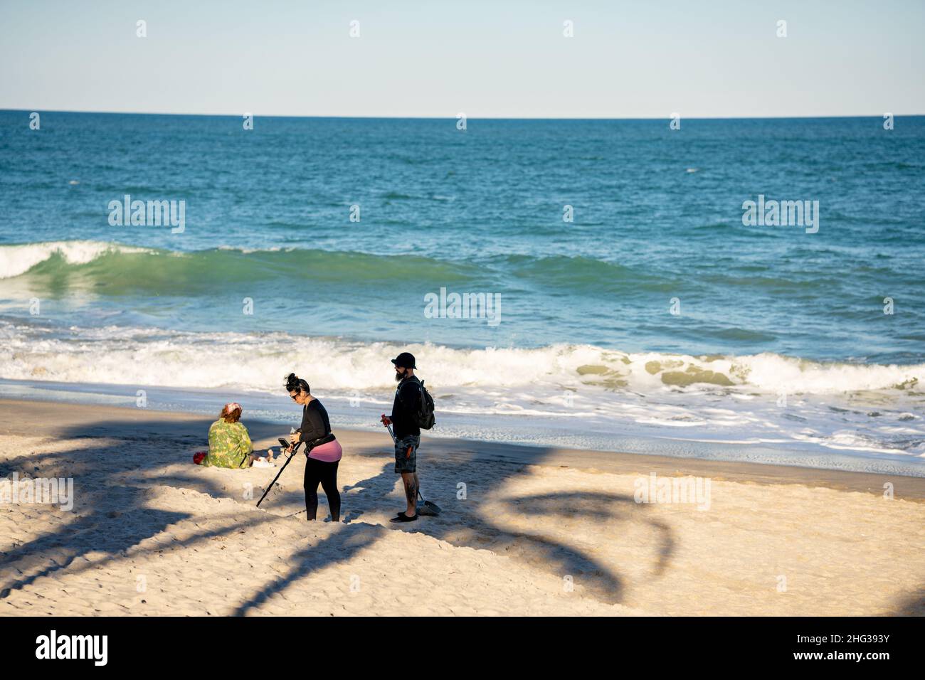 Menschen mit Metalldetektoren suchen am Strand nach Schätzen Stockfoto