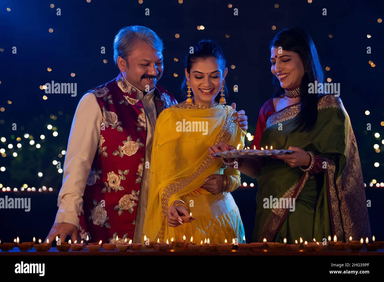 Porträt einer indischen Familie, die gemeinsam Diwali feiert Stockfoto
