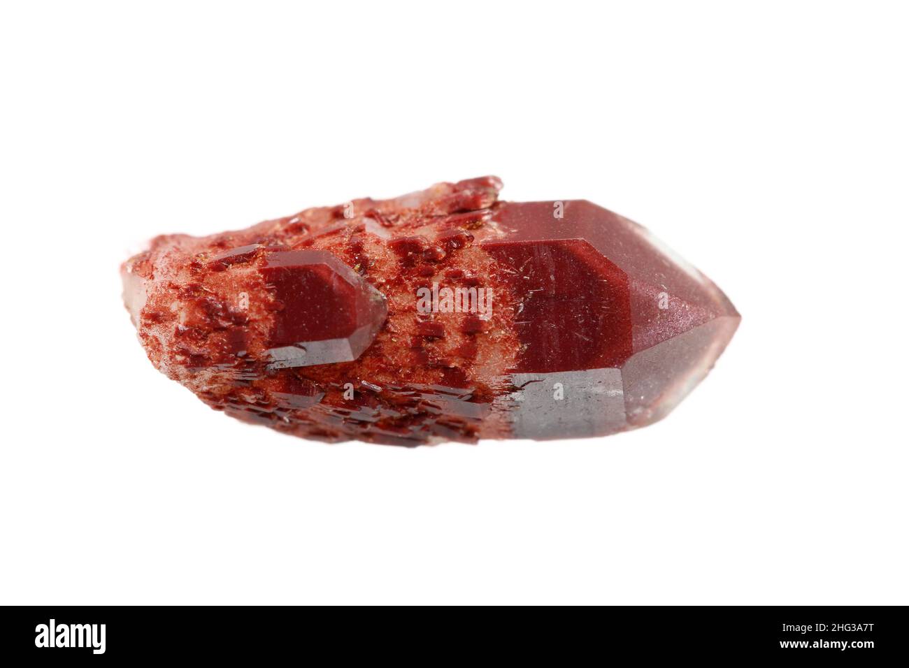 Natürlicher roter Phantom-Quarzkristall auf weißem Hintergrund (flacher DOF) Stockfoto
