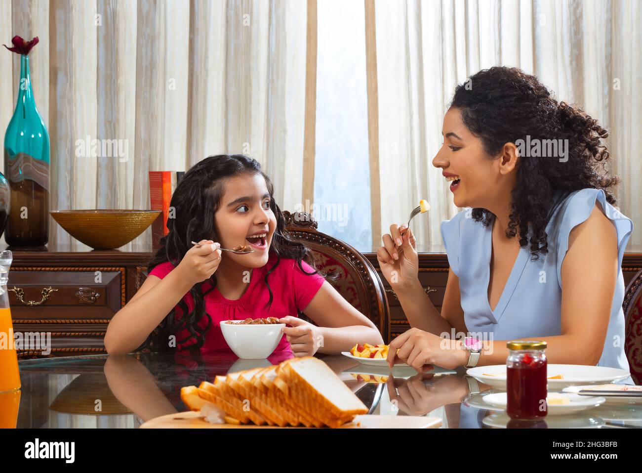 Mutter und Tochter frühstücken zusammen zu Hause Stockfoto