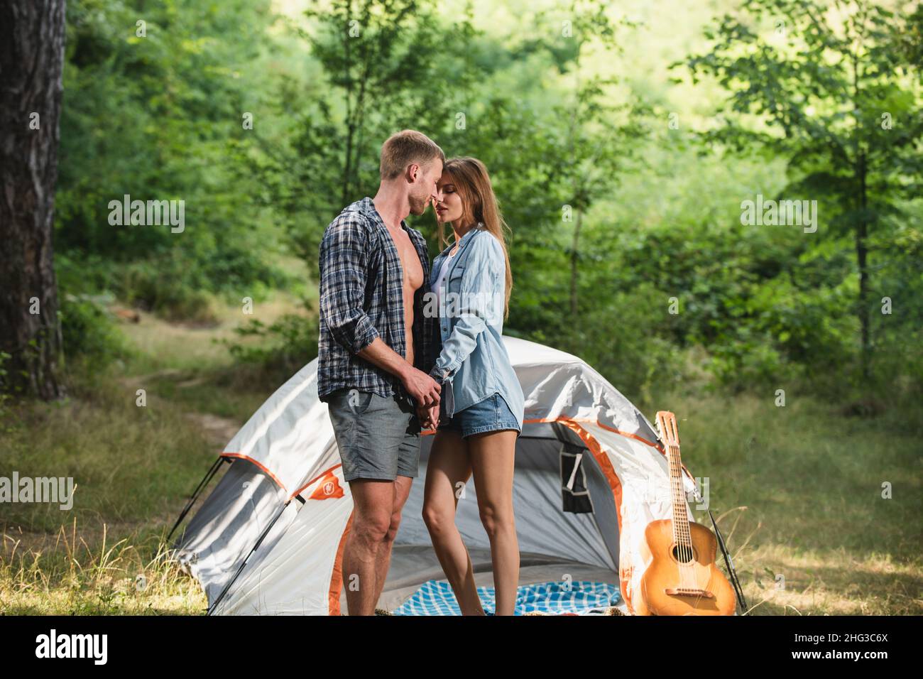 Paar camping in der Nähe von Wald Hintergrund. Natur- und  Lifestyle-Konzept. Romantische Liebhaber auf dem Land. Paare, die im Sommer  im Wald campen Stockfotografie - Alamy