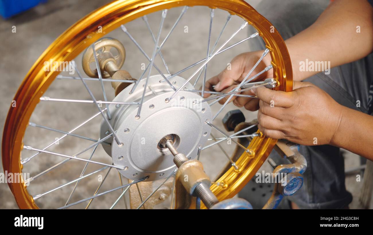 Techniker Mann arbeiten Motorrad Rad hat Speichen weben auf mechanische  neue Stahlrad, Motorrad Speichen Rad-Ausrichtung-Werkzeug Stockfotografie -  Alamy