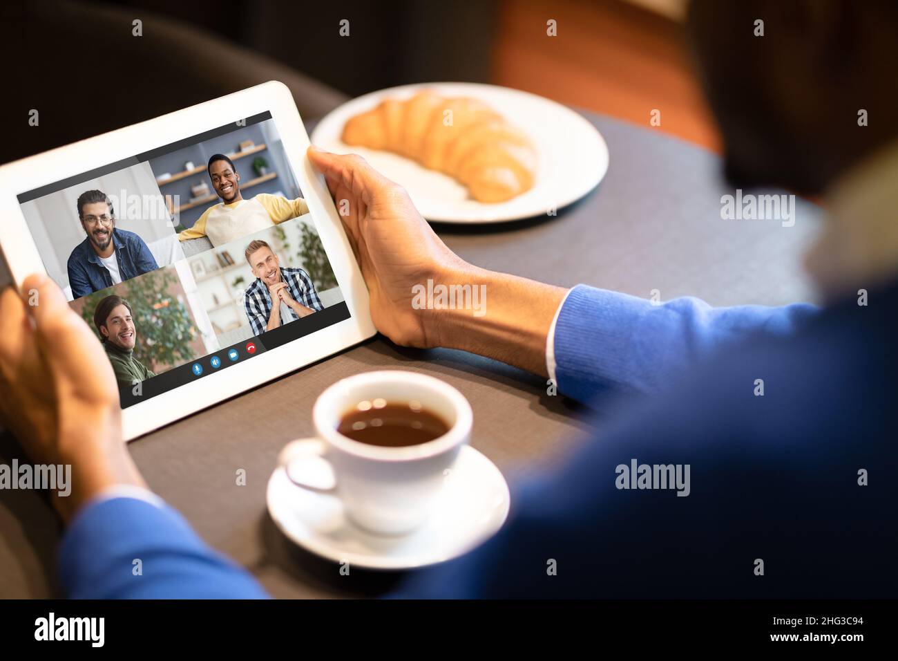 Web-Chat. Schwarzer Mann Mit Digitalem Tablet Für Videoanrufe Mit Freunden Stockfoto
