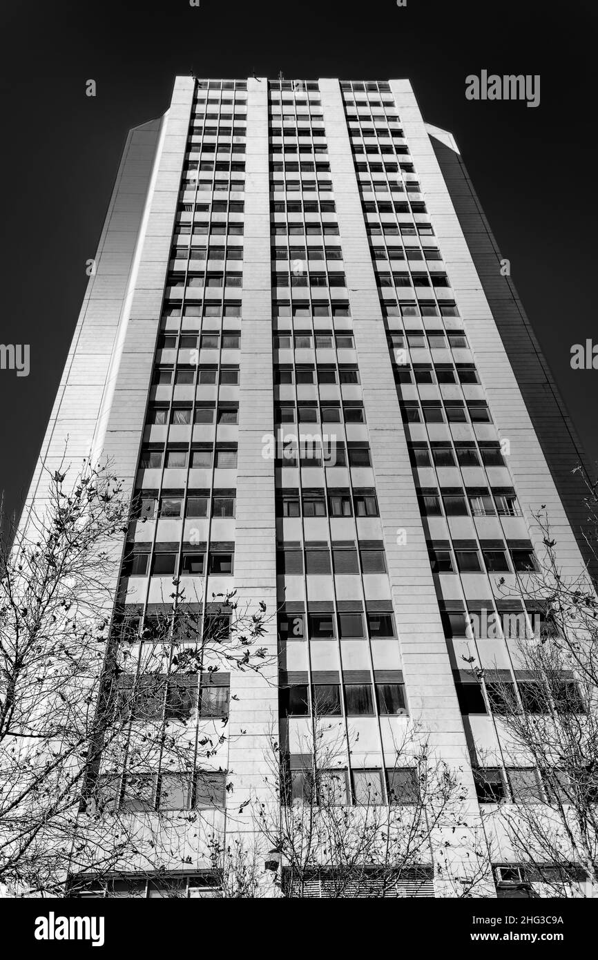 Modernes Gebäude im Business Center City. Blickfeld mit Sonnenlicht. Architektur, Bau, Investitionen, Finanzen Stockfoto