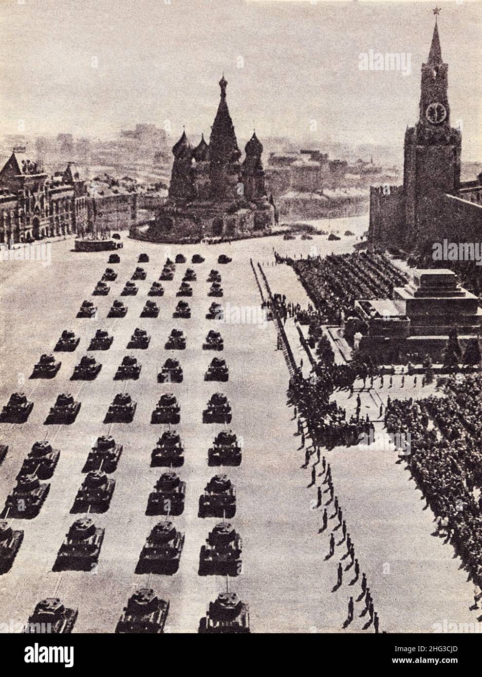 Vintage-Foto der Militärparade der Roten Armee. Moskau, Roter Platz, 1. Mai 1945 Stockfoto