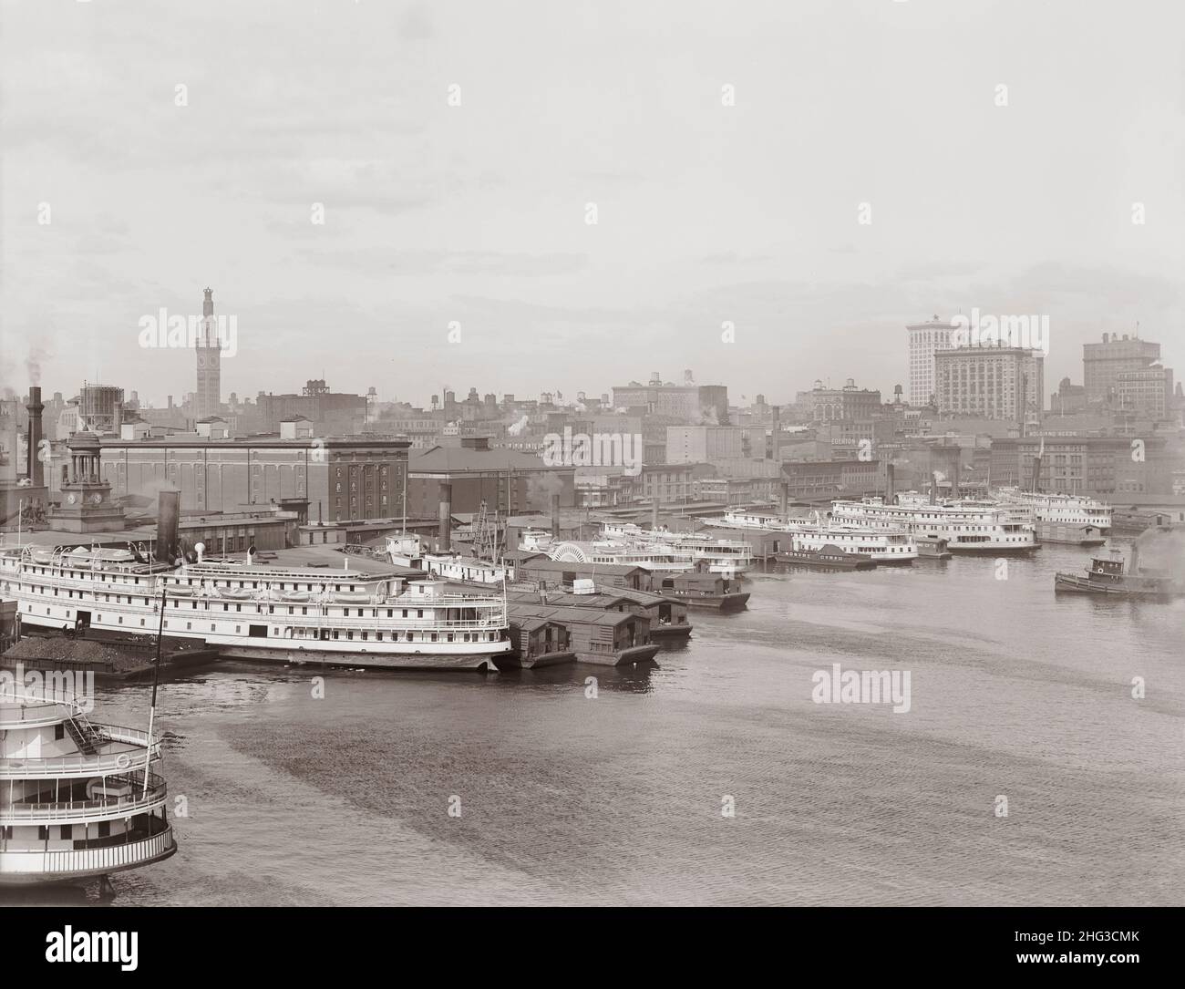 Vintage-Foto der Skyline von Baltimore und der Uferpromenade. Maryland, USA. Zwischen 1910 und 1915 Stockfoto