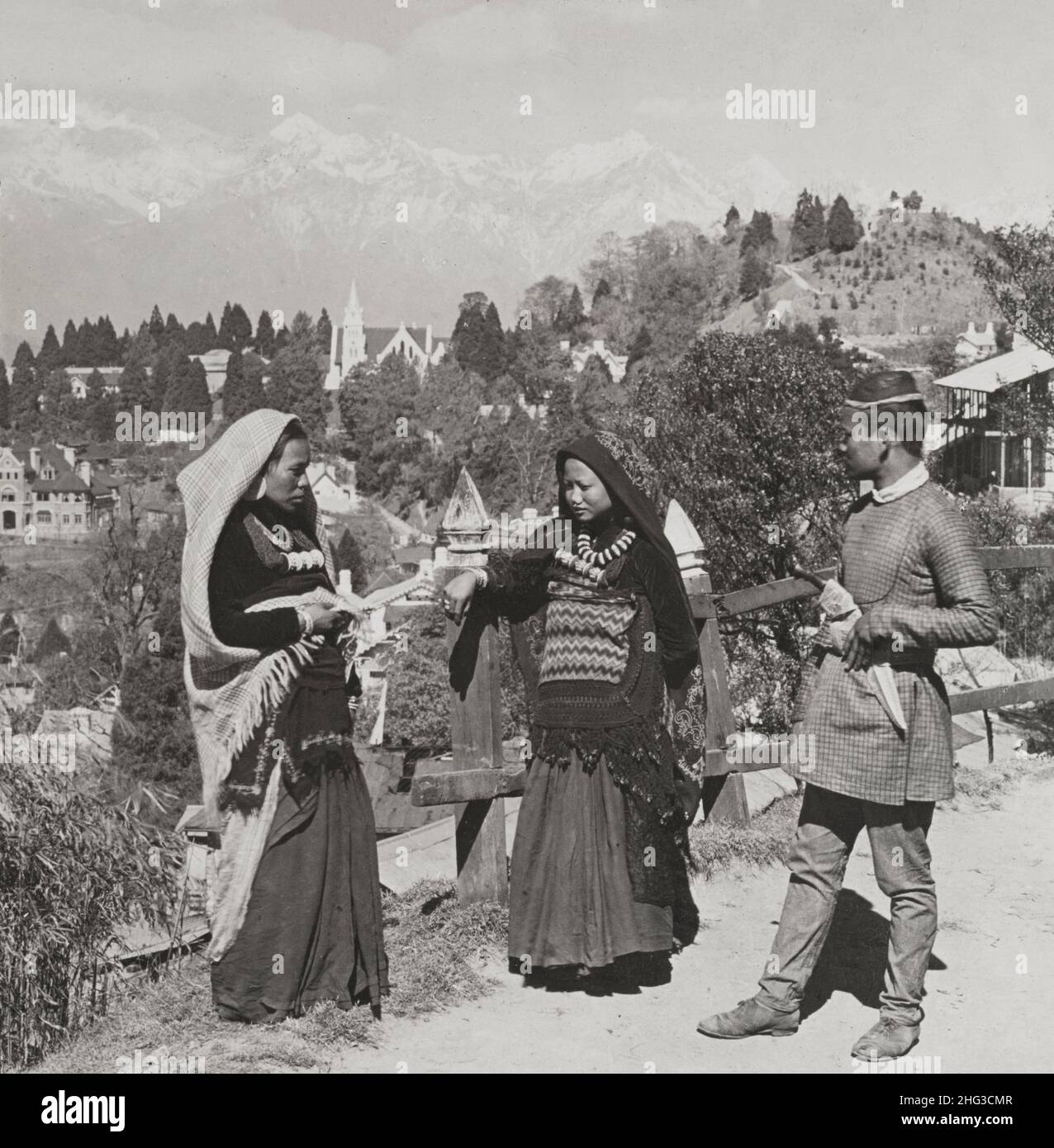 Vintage-Foto Nepalesische Bauern in Darjeeling, dem großen Kurort von Bengalen, Himalaya in der Ferne, Indien. 1907 Stockfoto