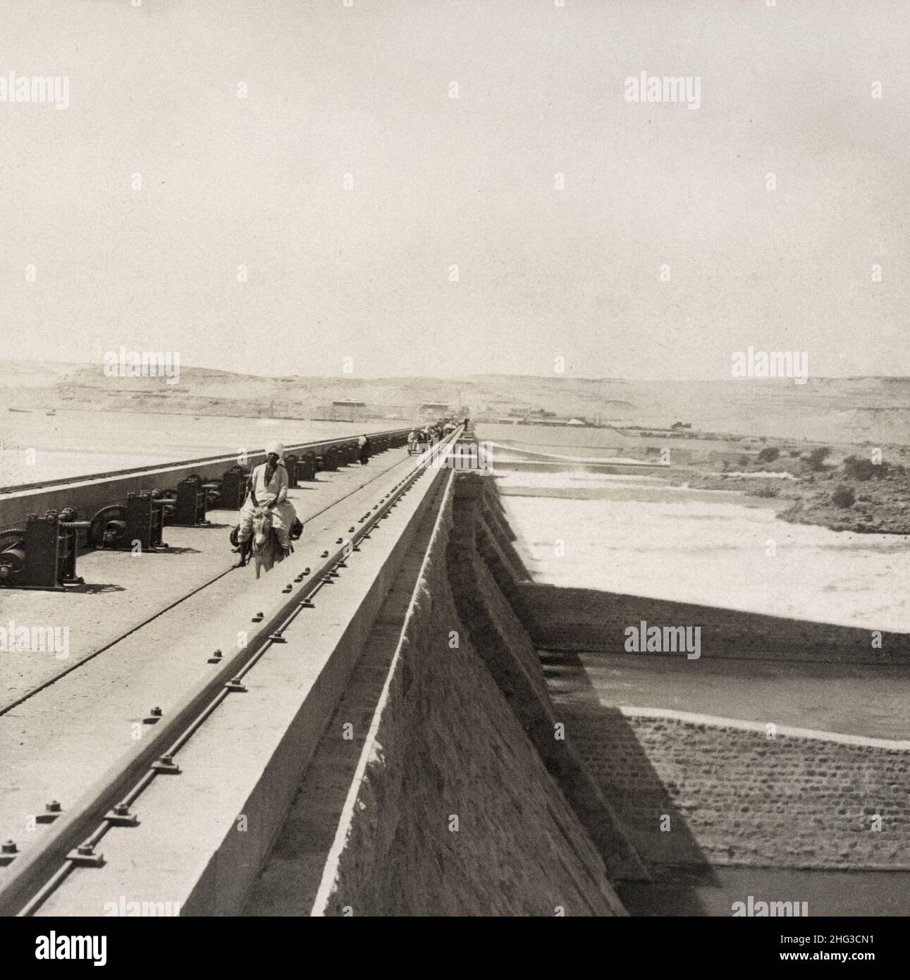 Vintage-Foto des Assuan-Staudamms (alter Assuan-Staudamm) in der Nähe von Assuan, Ägypten. 1900s Stockfoto