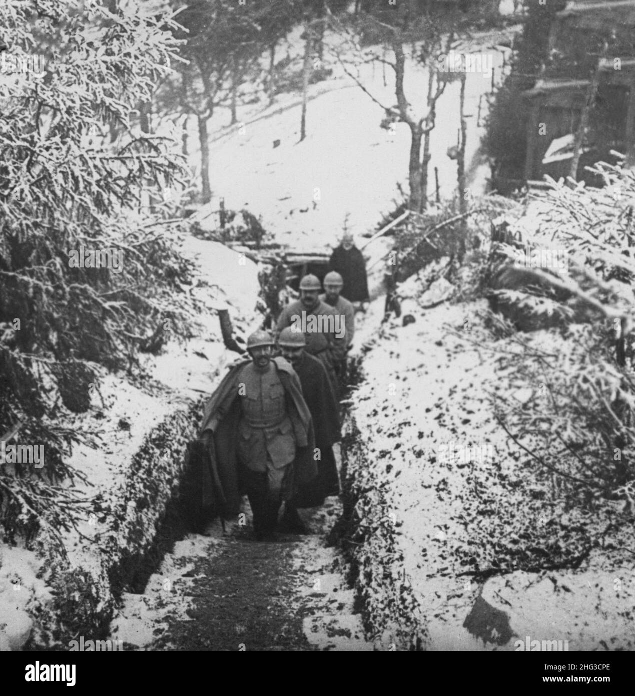 Vintage-Foto des Ersten Weltkriegs 1914-1918. General De Puydraguen, der aus einem Graben in der Nähe des Lac Blanc im Abschnitt der Vogesen kommt. Stockfoto