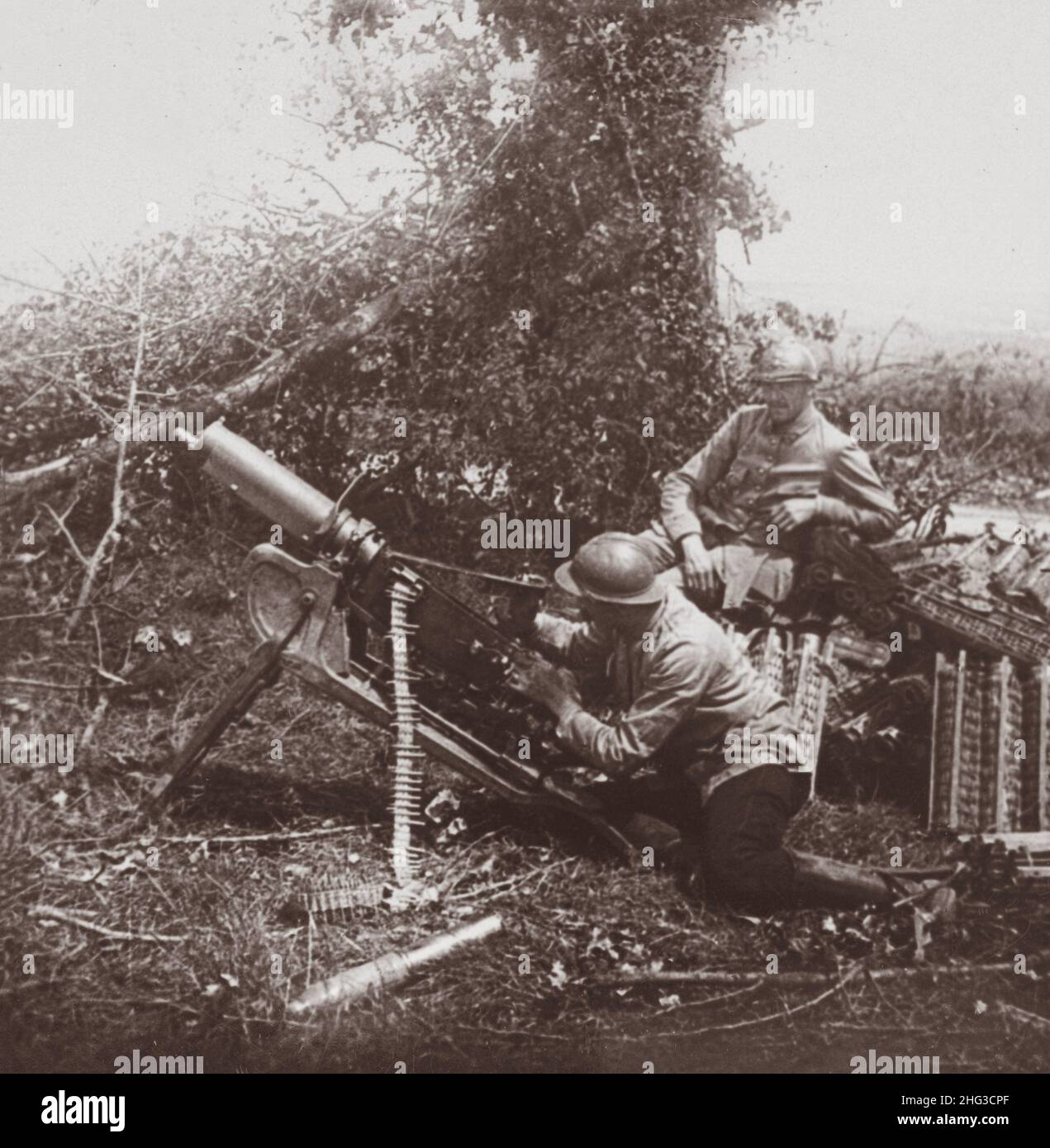 Vintage-Foto des Ersten Weltkriegs 1914-1918. Erbeutete deutsche Maschinengewehre auf der Straße von Villers-Cotterets nach Soissons. Frankreich Stockfoto
