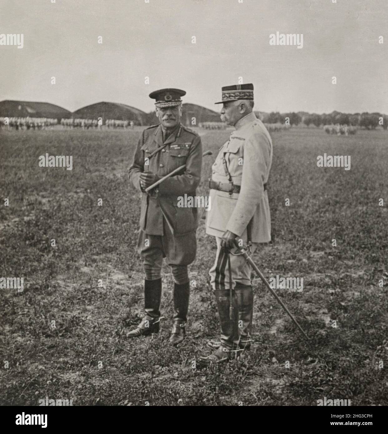 Vintage-Foto von Marschall Haig (links) und General Antoine bei der Überprüfung der französischen Ersten Division. 1914-1918 Stockfoto