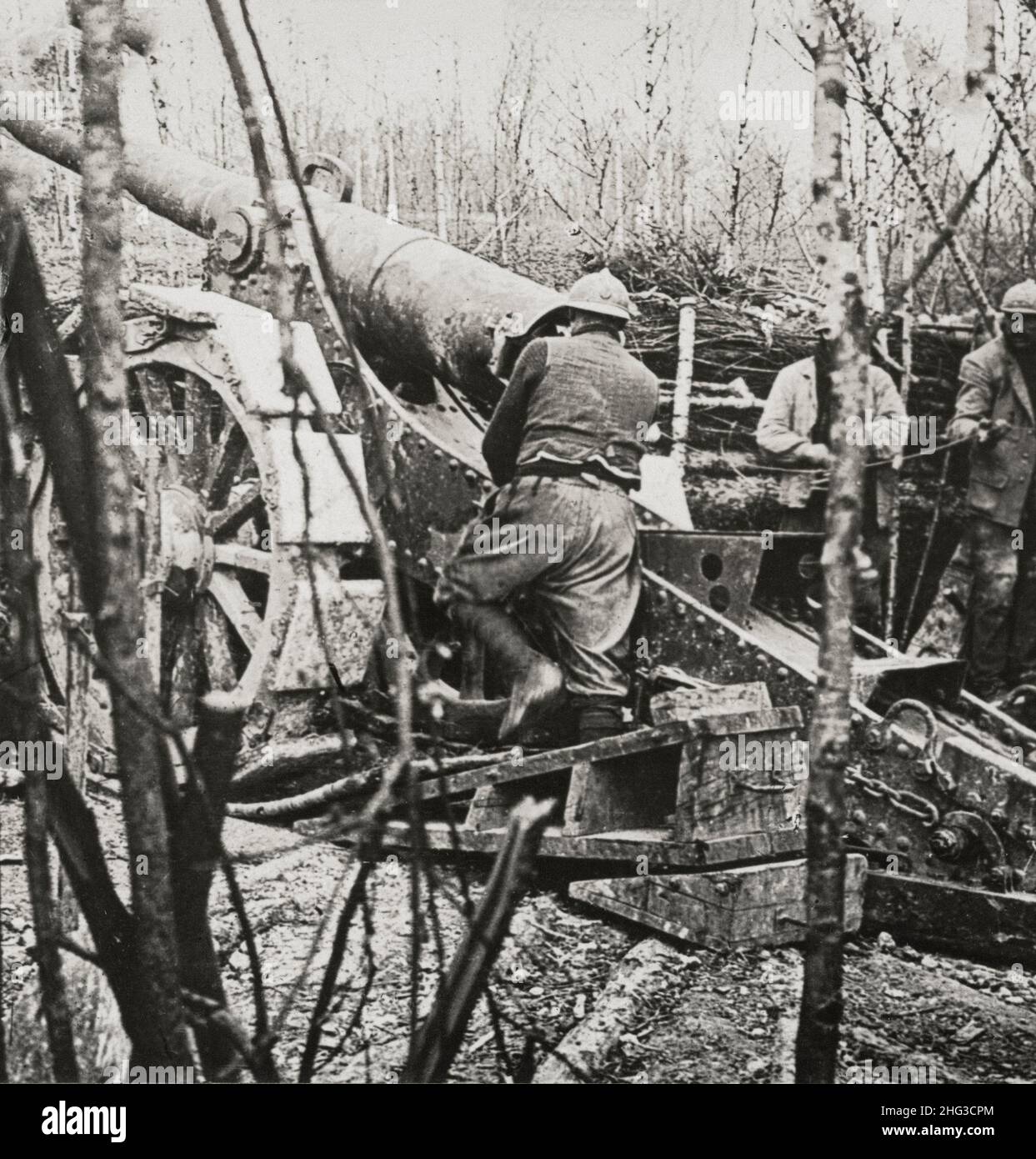 Vintage-Foto des Ersten Weltkriegs 1914-1918. Eine französische 155-mm-Kanone, die auf den deutschen Schützengräben trainiert wurde. Frankreich Stockfoto