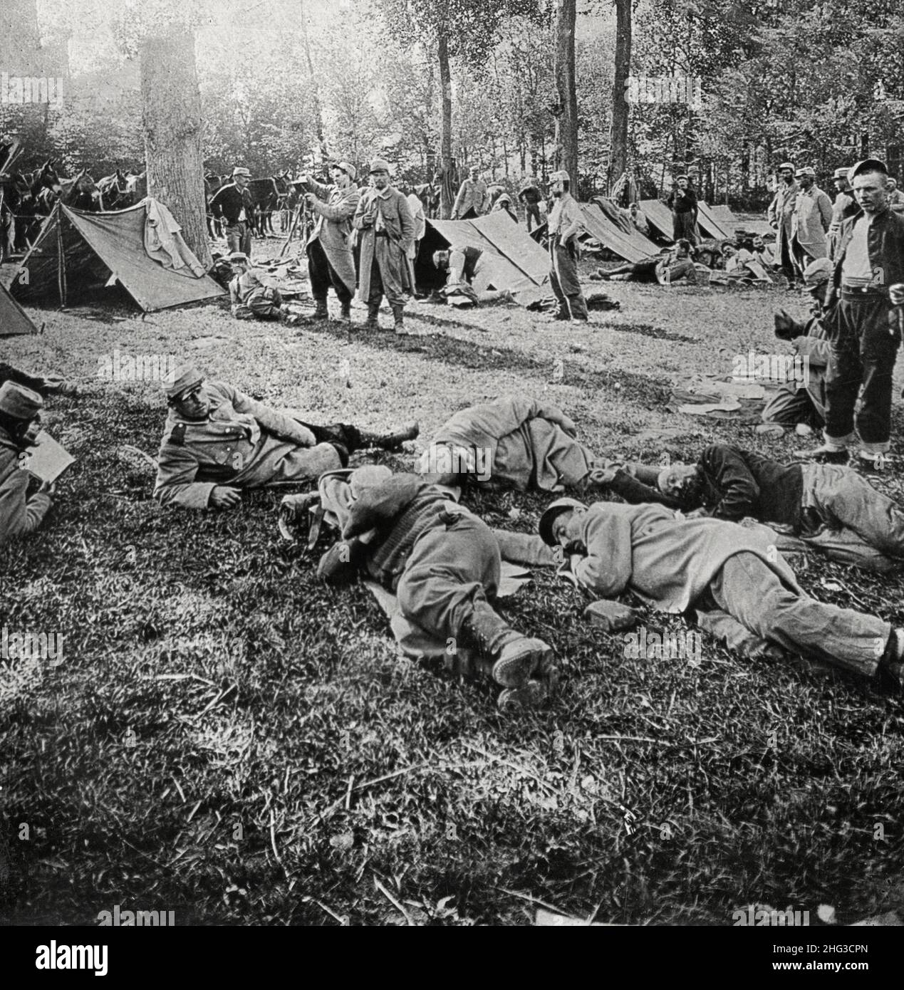 Vintage-Foto des Ersten Weltkriegs 1914-1918. Lager französischer Artilleriemänner, die sich wohlverdiente Ruhe aus dem Grabenkrieg gönnen. Frankreich Stockfoto