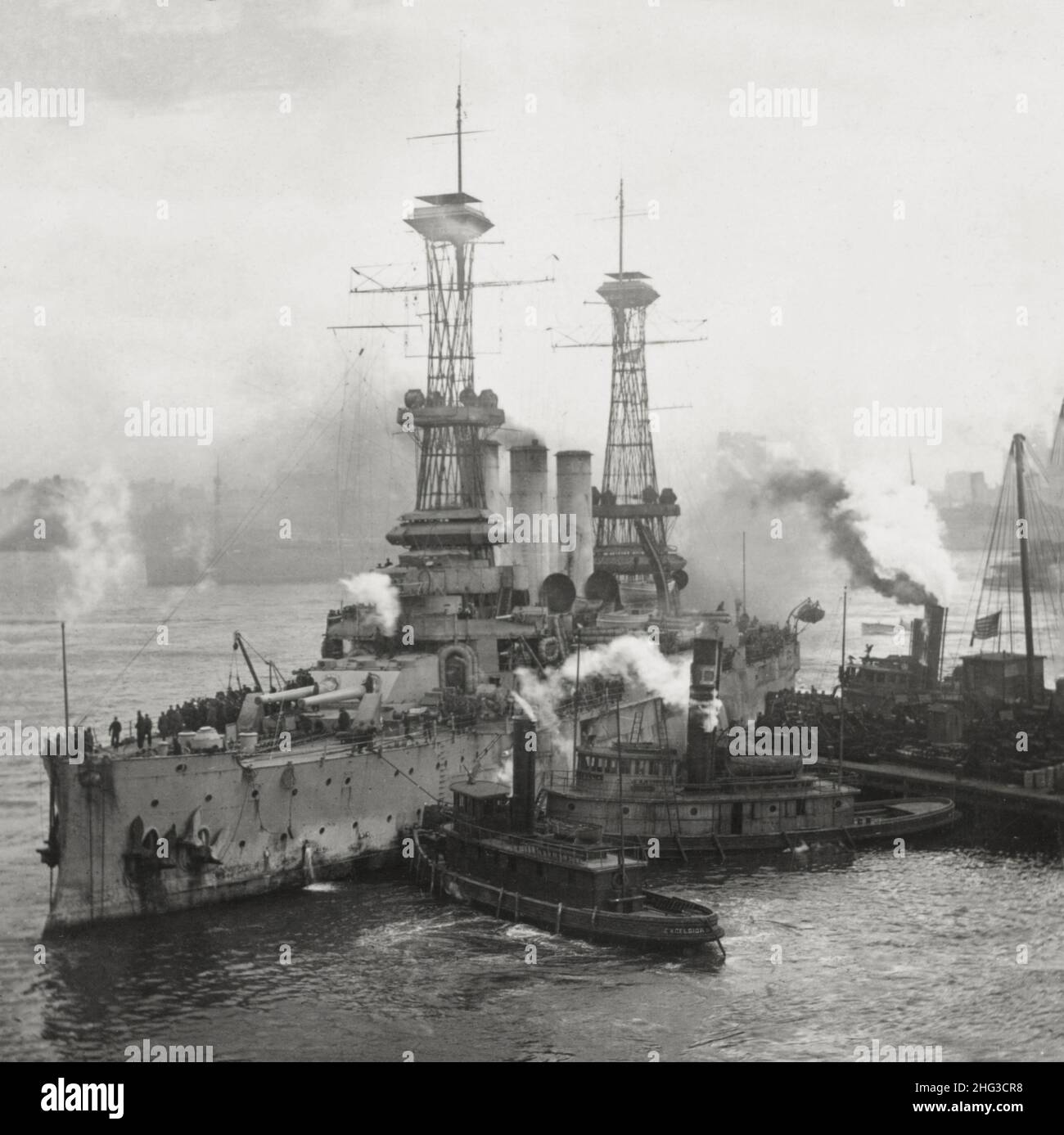 Vintage-Foto des Ersten Weltkriegs 1914-1918. U. S. Schlachtschiffe dienen als Transporte, um unsere Truppen nach Hause zu bringen. Das Louisiana am Dock im New York Harbour. Stockfoto
