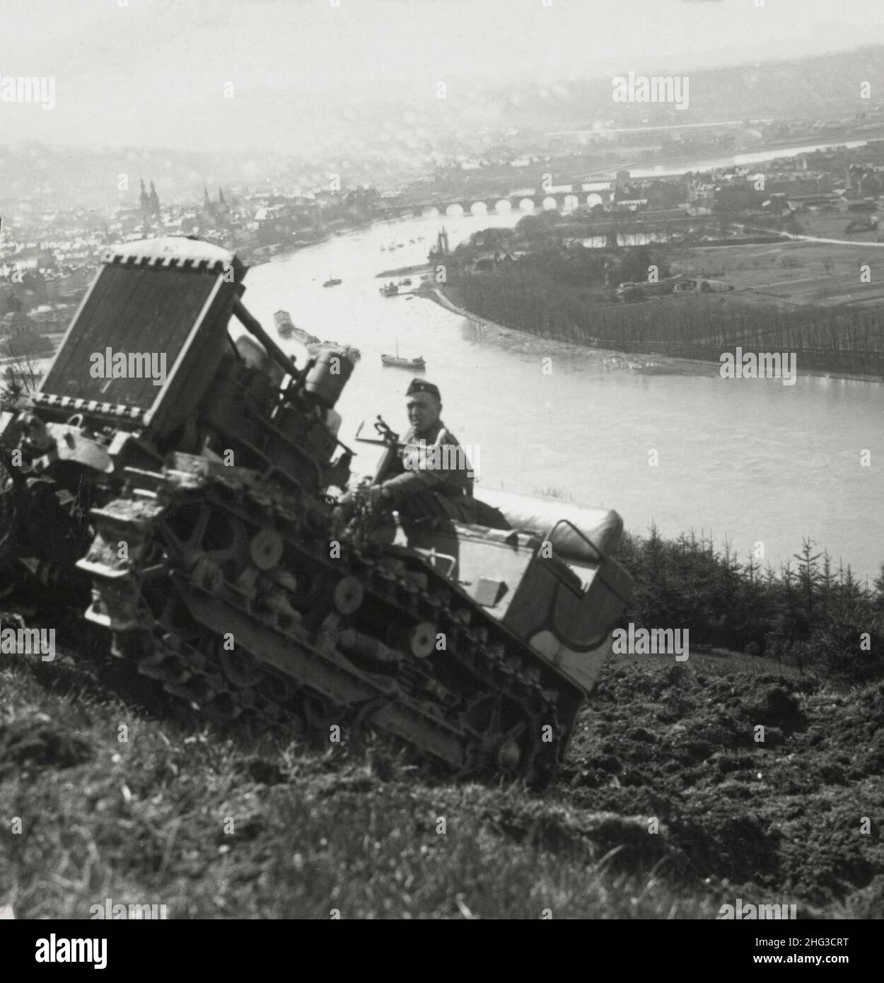 Vintage-Foto aus der Zeit des Ersten Weltkriegs. US-Army-Traktor bei der Ausfahrt über die steilen Deklivitäten des Rheins in Koblenz. 1918 Stockfoto