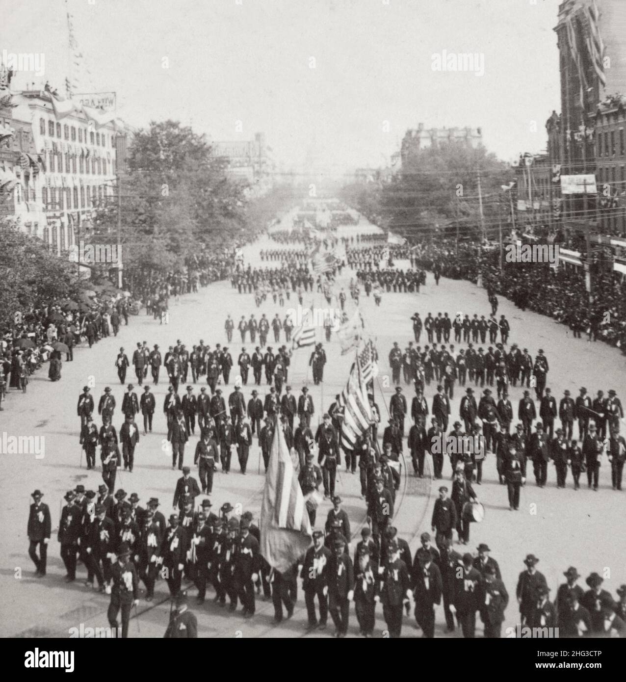 Vintage-Foto der Pennsylvania Avenue aus dem US-Finanzministerium, Washington, D.C., USA 1892 Vintage-Foto zeigt eine Menschenmenge, die den Grand Arm beobachtet Stockfoto